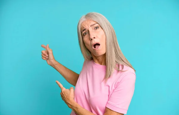 Hezká Šedovlasá Starší Žena Cítí Šokovaná Překvapená Ukazuje Kopírování Prostoru — Stock fotografie