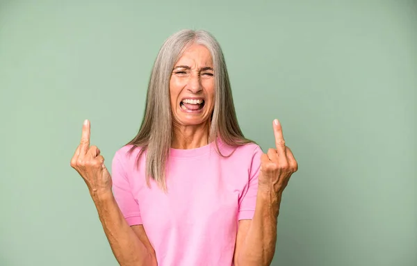 Ganska Grått Hår Senior Kvinna Känner Provokativ Aggressiv Och Obscen — Stockfoto