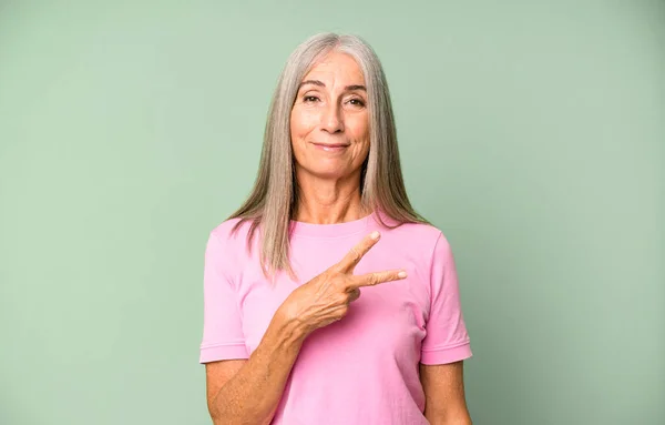 Dość Siwe Włosy Starsza Kobieta Czuje Się Szczęśliwy Pozytywny Udany — Zdjęcie stockowe