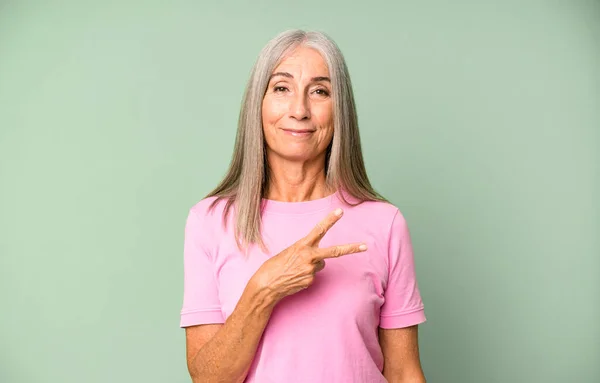 Jolie Femme Âgée Cheveux Gris Sentant Heureux Positif Réussi Avec — Photo