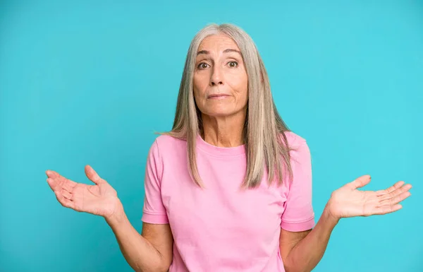 Bastante Gris Pelo Senior Mujer Sintiéndose Desconcertado Confundido Inseguro Acerca —  Fotos de Stock