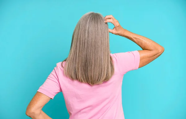 Hezká Šedé Vlasy Starší Žena Pocit Bezradný Zmatený Myšlení Řešení — Stock fotografie