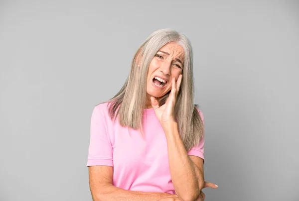 Hübsche Graue Haare Seniorin Hält Wange Und Leidet Unter Schmerzhaften — Stockfoto