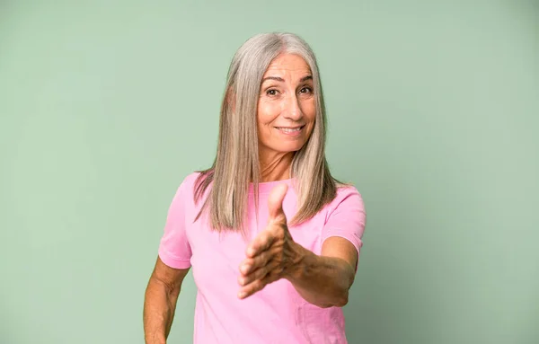 Dość Siwe Włosy Starsza Kobieta Uśmiecha Się Wygląda Szczęśliwy Pewny — Zdjęcie stockowe