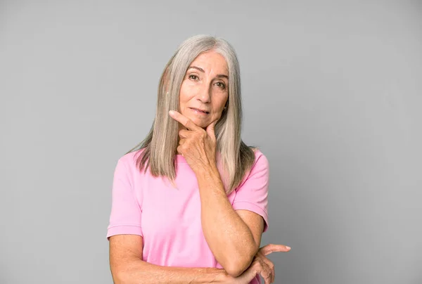 Vrij Grijs Haar Senior Vrouw Zoek Serieus Attent Wantrouwig Met — Stockfoto