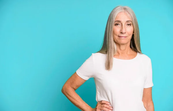 Pelo Gris Bonita Mujer Sonriendo Felizmente Con Una Mano Cadera —  Fotos de Stock