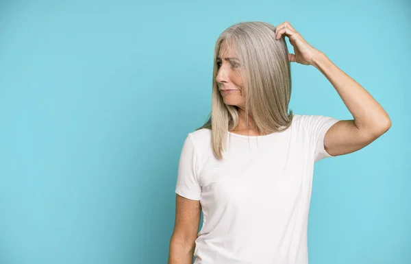 Graue Haare Hübsche Frau Verwirrt Und Verwirrt Kratzt Kopf Raumkonzept — Stockfoto