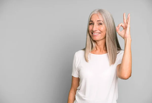 Graue Haare Hübsche Frau Glücklich Zeigt Zustimmung Mit Okay Geste — Stockfoto