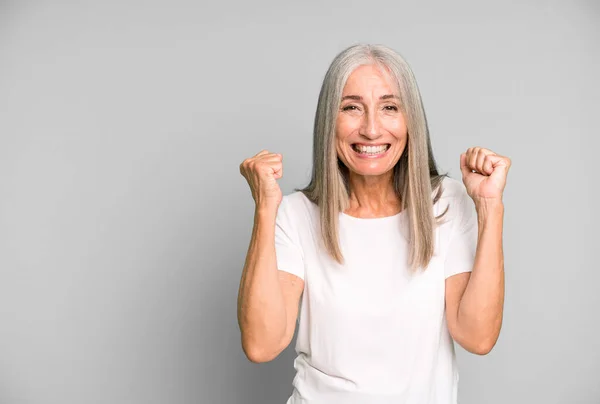 Grijze Haar Mooie Vrouw Voelt Zich Geschokt Lachen Vieren Succes — Stockfoto