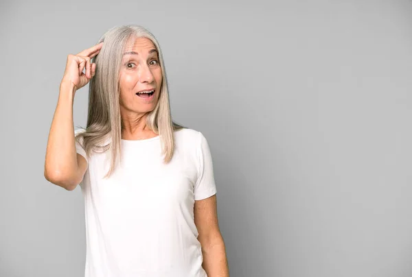灰色の髪のきれいな女性が幸せ 驚きと驚きを見て コピースペースのコンセプト — ストック写真