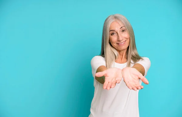 Graue Haare Hübsche Frau Lächelt Glücklich Mit Freundlich Und Bietet — Stockfoto