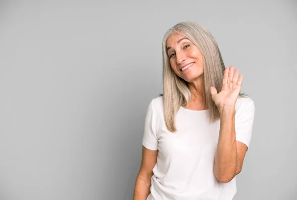 白髪の女は喜んで手を振って歓迎し挨拶する コピースペースのコンセプト — ストック写真