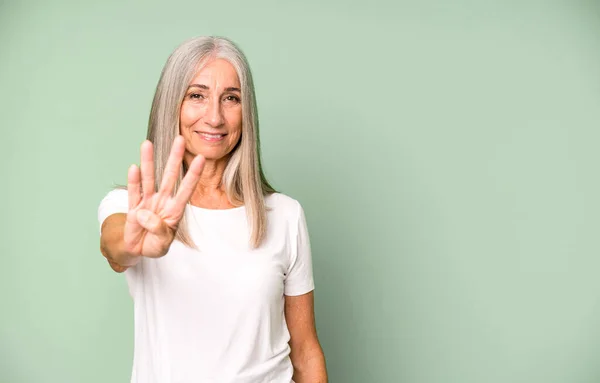 Grijze Haar Mooie Vrouw Glimlachend Vriendelijk Uitzien Tonen Nummer Vier — Stockfoto