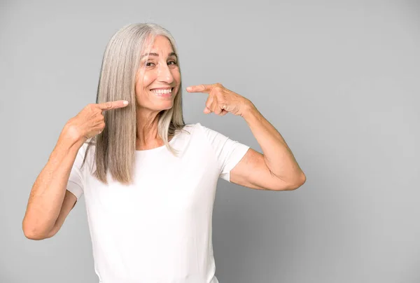 Gri Saçlı Güzel Bir Kadın Kendi Gülüşünü Işaret Ederek Kendine — Stok fotoğraf
