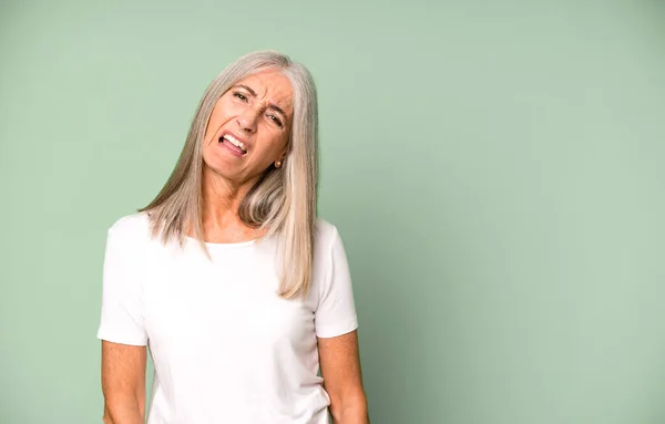 Pelo Gris Bonita Mujer Sintiéndose Desconcertado Confundido Copia Espacio Concepto —  Fotos de Stock