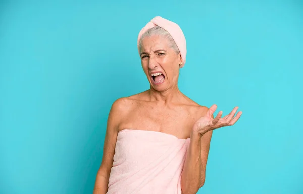 Siwe Włosy Ładna Kobieta Wygląda Zły Zdenerwowany Sfrustrowany Szlafroku Ręczniku — Zdjęcie stockowe