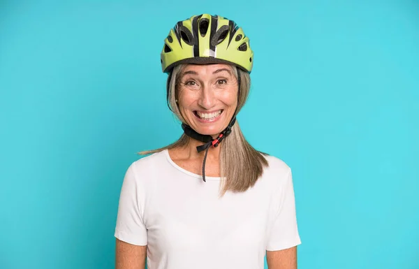 Siwe Włosy Ładna Kobieta Wygląda Szczęśliwy Mile Zaskoczony Kasku Rowerowego — Zdjęcie stockowe