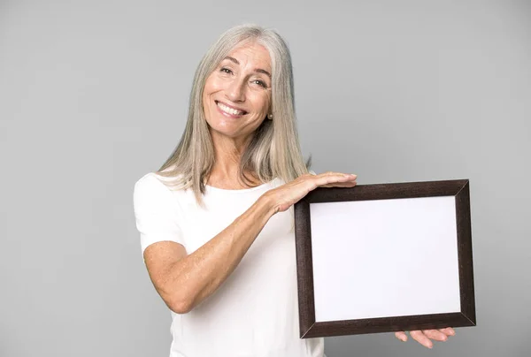 Graue Haare Ältere Hübsche Frau Mit Einem Weißen Kopierrahmen — Stockfoto