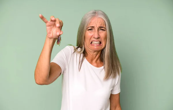 Graue Haare Ältere Hübsche Frau Hält Ein Insekt Mit Ihren — Stockfoto