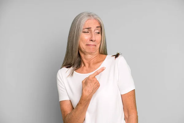 Šedé Vlasy Senior Hezká Žena Drží Hmyz Prsty — Stock fotografie