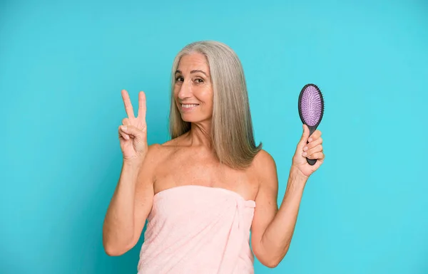 Siwe Włosy Starsza Piękna Kobieta Grzebieniem Włosów Koncepcja Piękna — Zdjęcie stockowe