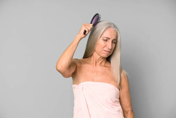 Pelo Gris Mujer Mayor Bonita Con Peine Pelo Concepto Belleza —  Fotos de Stock