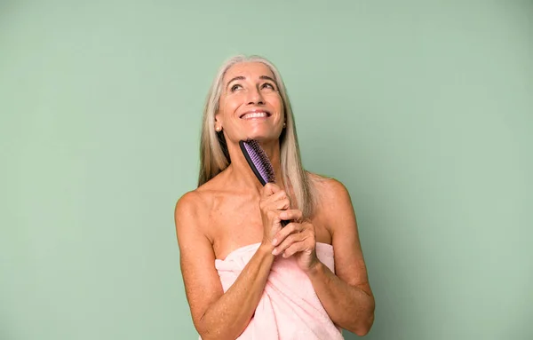 Gray Hair Senior Pretty Woman Hair Comb Beauty Concept — Stock Photo, Image