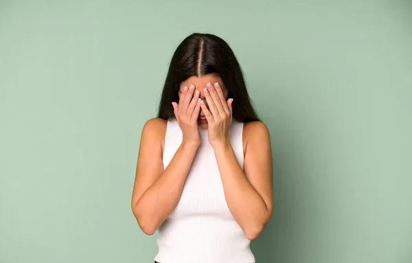 Hispânico Bonita Mulher Sentindo Triste Frustrado Nervoso Deprimido Cobrindo Rosto — Fotografia de Stock
