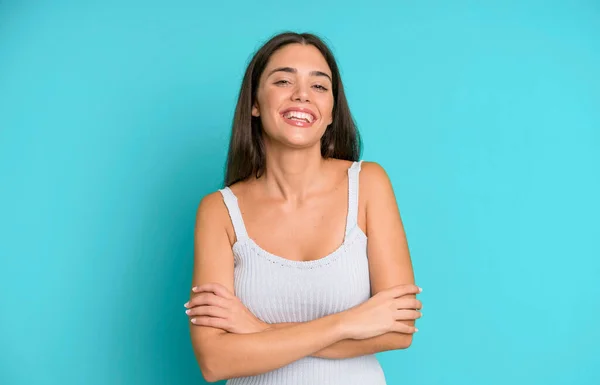 Hispanic Mooie Vrouw Lachen Gelukkig Met Armen Gekruist Met Een — Stockfoto