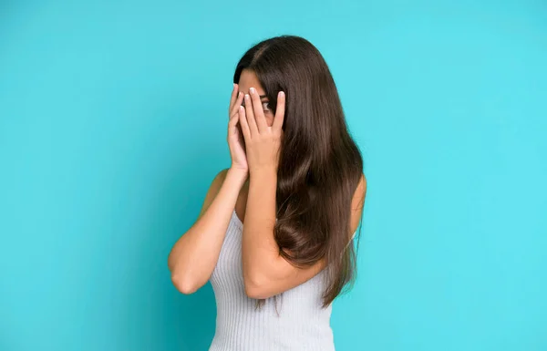 Hispanische Hübsche Frau Die Angst Oder Verlegenheit Empfindet Mit Halb — Stockfoto