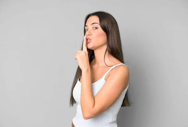 Mujer Bonita Hispana Pidiendo Silencio Tranquilidad Haciendo Gestos Con Dedo —  Fotos de Stock