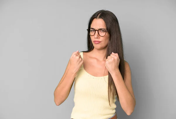 Hispânico Bonita Mulher Olhando Confiante Irritado Forte Agressivo Com Punhos — Fotografia de Stock