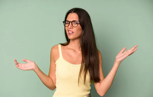 Hispanic Pretty Woman Shrugging Dumb Crazy Confused Puzzled Expression Feeling — Stock Photo, Image