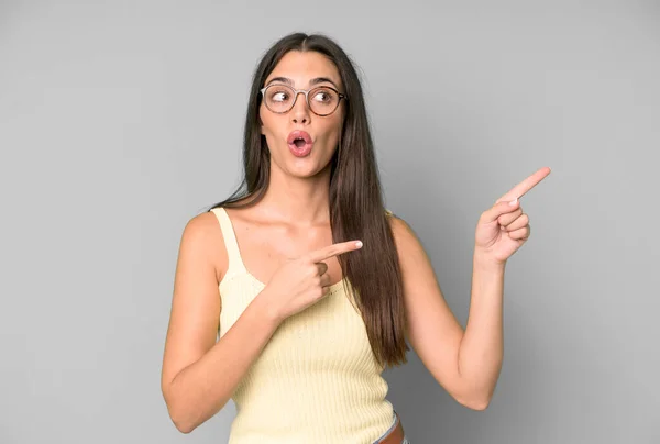 Mujer Bonita Hispana Sintiéndose Alegre Sorprendida Sonriendo Con Una Expresión —  Fotos de Stock