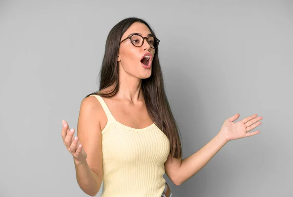 Mujer Bonita Hispana Interpretando Ópera Cantando Concierto Espectáculo Sintiéndose Romántica — Foto de Stock