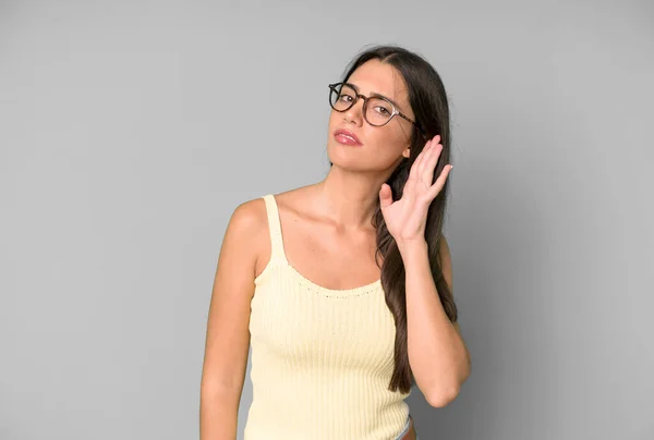 Mujer Bonita Hispana Mirando Seria Curiosa Escuchando Tratando Escuchar Una — Foto de Stock