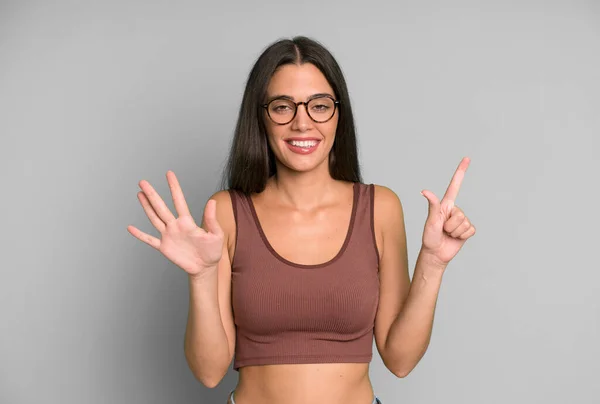 Hispânico Bonita Mulher Sorrindo Olhando Amigável Mostrando Número Sete Sétimo — Fotografia de Stock