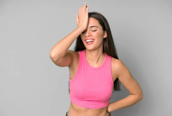 Mujer Bonita Hispana Riendo Golpeando Frente Como Diciendo Doh Olvidé — Foto de Stock