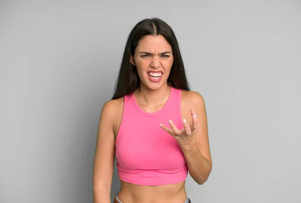 Hispánská Hezká Žena Vypadá Naštvaně Otráveně Frustrovaně Křičí Nebo Tebou — Stock fotografie