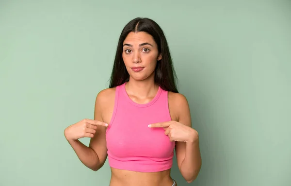 Hispanic Söt Kvinna Ser Stolt Positiv Och Avslappnad Pekar Bröstet — Stockfoto