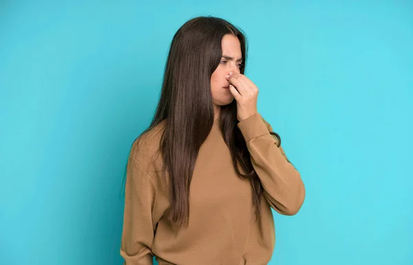 Hispánská Hezká Žena Cítí Znechucení Drží Nos Aby Neucítila Odporný — Stock fotografie