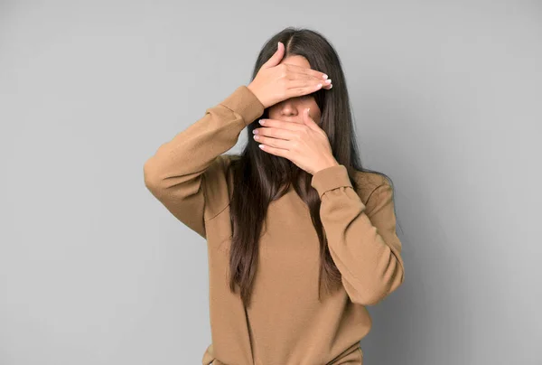 Hispânico Bonita Mulher Cobrindo Rosto Com Ambas Mãos Dizendo Não — Fotografia de Stock