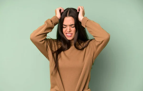 Hispánská Hezká Žena Cítí Stres Frustraci Zvedá Ruce Hlavě Pocit — Stock fotografie
