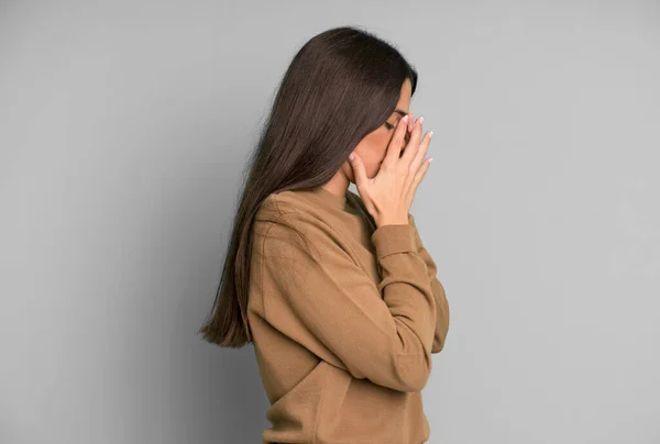 Hispánská Hezká Žena Zakrývající Oči Rukama Smutným Frustrovaným Výrazem Zoufalství — Stock fotografie