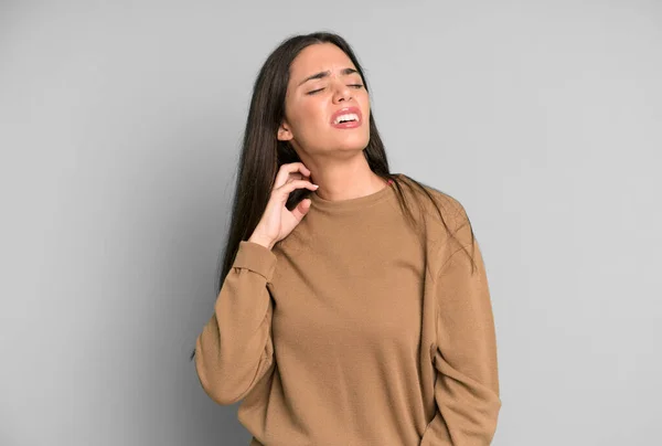 Hispânico Bonita Mulher Sentindo Estressado Frustrado Cansado Esfregando Pescoço Doloroso — Fotografia de Stock