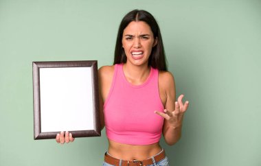 İspanyol güzel kadın kızgın, sinirli ve hayal kırıklığına uğramış görünüyor ve boş bir çerçeve