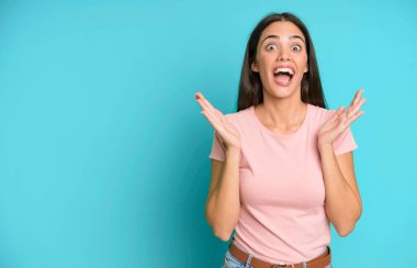 İspanyol güzel kadın kendini mutlu hissediyor ve inanılmaz bir şeye hayret ediyor. boşluk konseptini kopyala