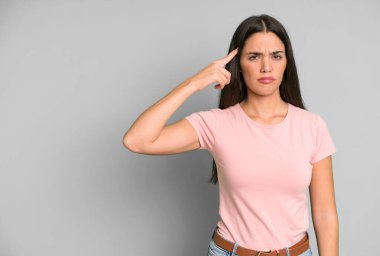 İspanyol güzel kadın kafası karışık ve şaşkın hissediyor, senin deli olduğunu gösteriyor. boşluk konseptini kopyala