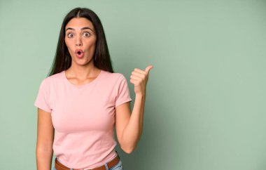 İspanyol güzel bir kadın inançsızlığa şaşırmış görünüyor. boşluk konseptini kopyala