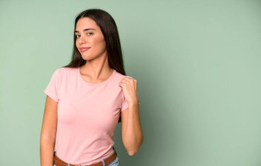 İspanyol güzeli kadın kibirli, başarılı, pozitif ve gururlu görünüyor. boşluk konseptini kopyala